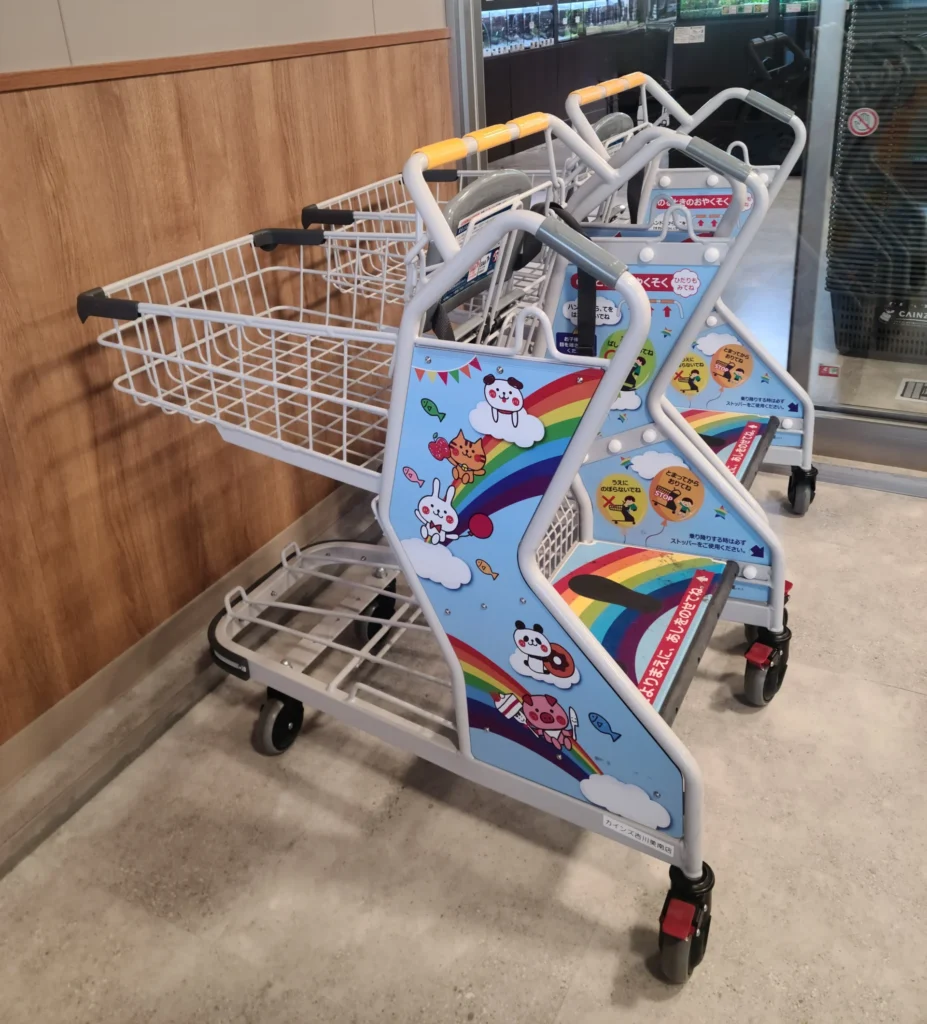 子どもが乗せられるショッピングカート（横）